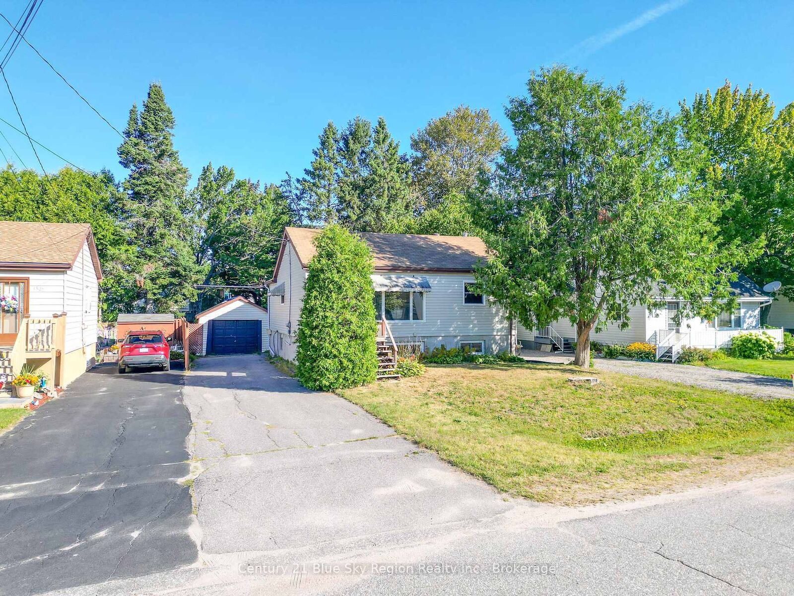 Property Photo:  536 Aberdeen Avenue  ON P1B 7H7 