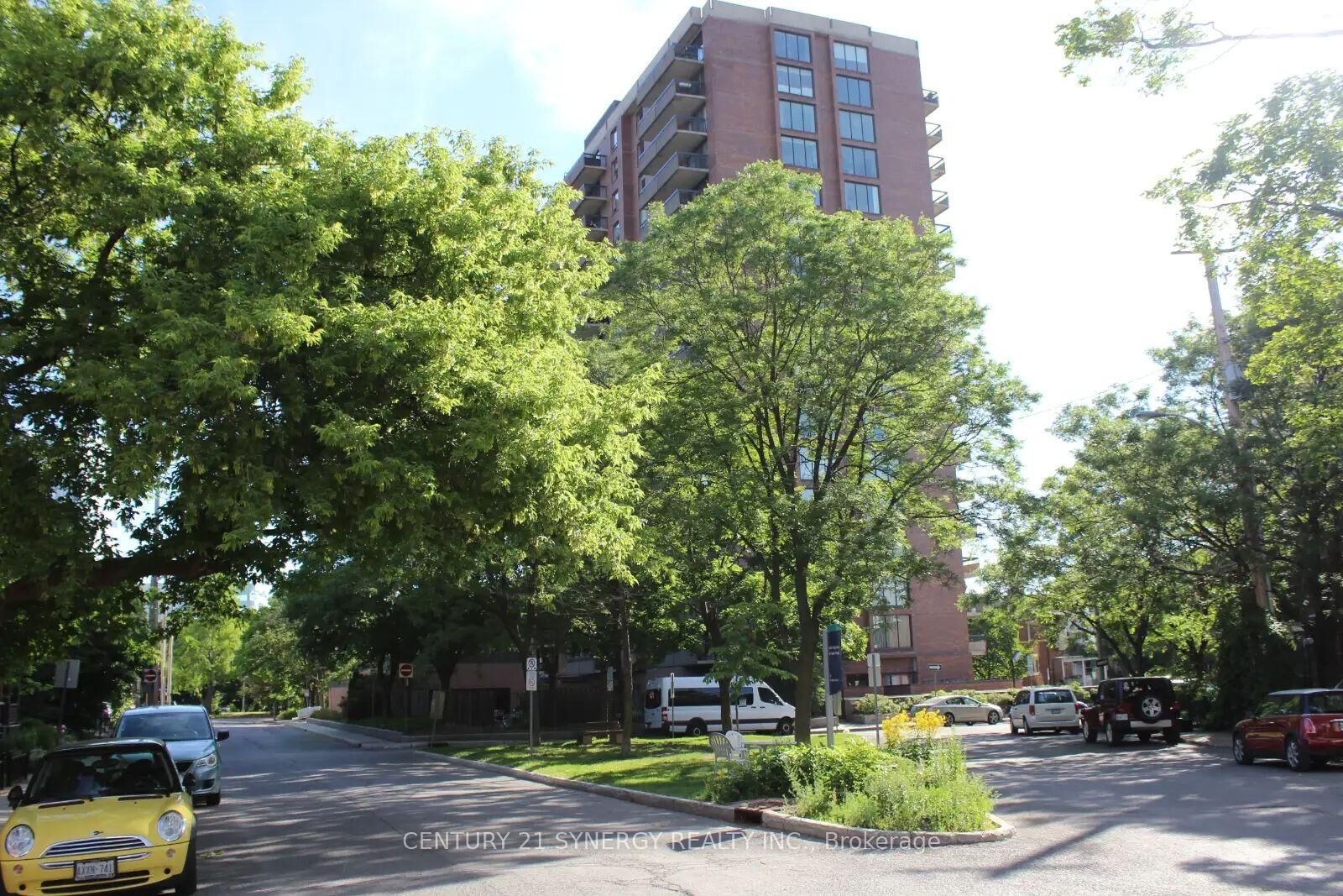 Property Photo: 20 The Driveway Drive 403 ON K2P 1C8