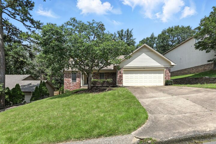 Property Photo:  8 Combonne Ct  AR 72211 