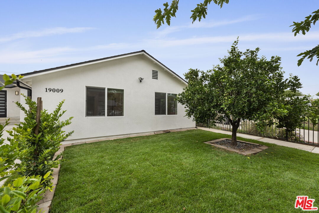 Property Photo: 19009 Bessemer St CA 91335