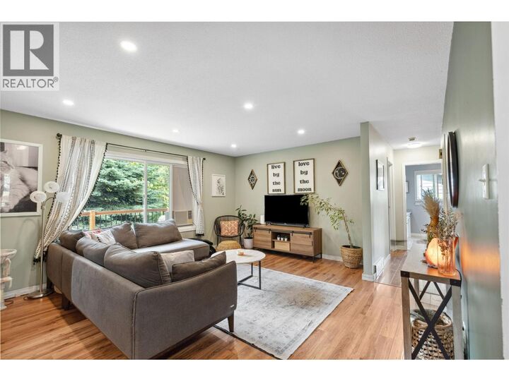 Property Photo:  2861 5 Avenue Southeast  BC V1E 2H1 