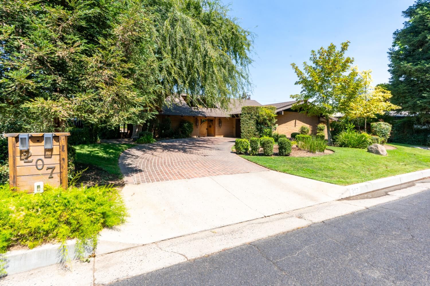 Property Photo:  207 Redwood Drive  CA 93637 