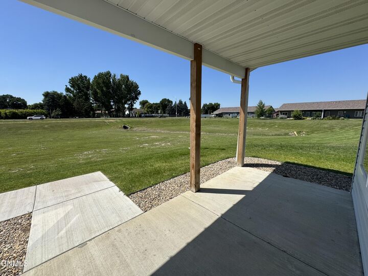Property Photo:  3304 Kenner Lp  ND 58504 