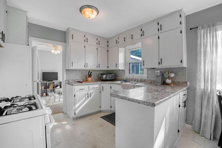 Property Photo:  2416 Valley Park  IA 50613 
