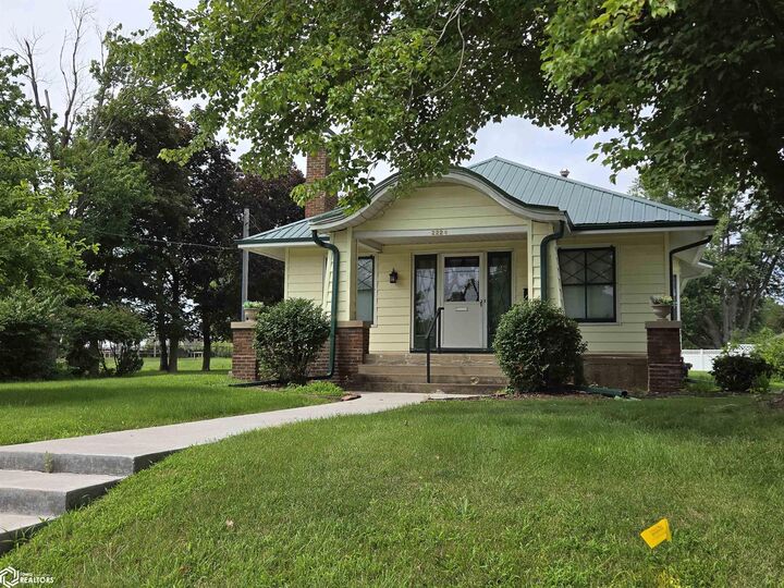 Property Photo: 2224 Sunnyside Avenue IA 52601