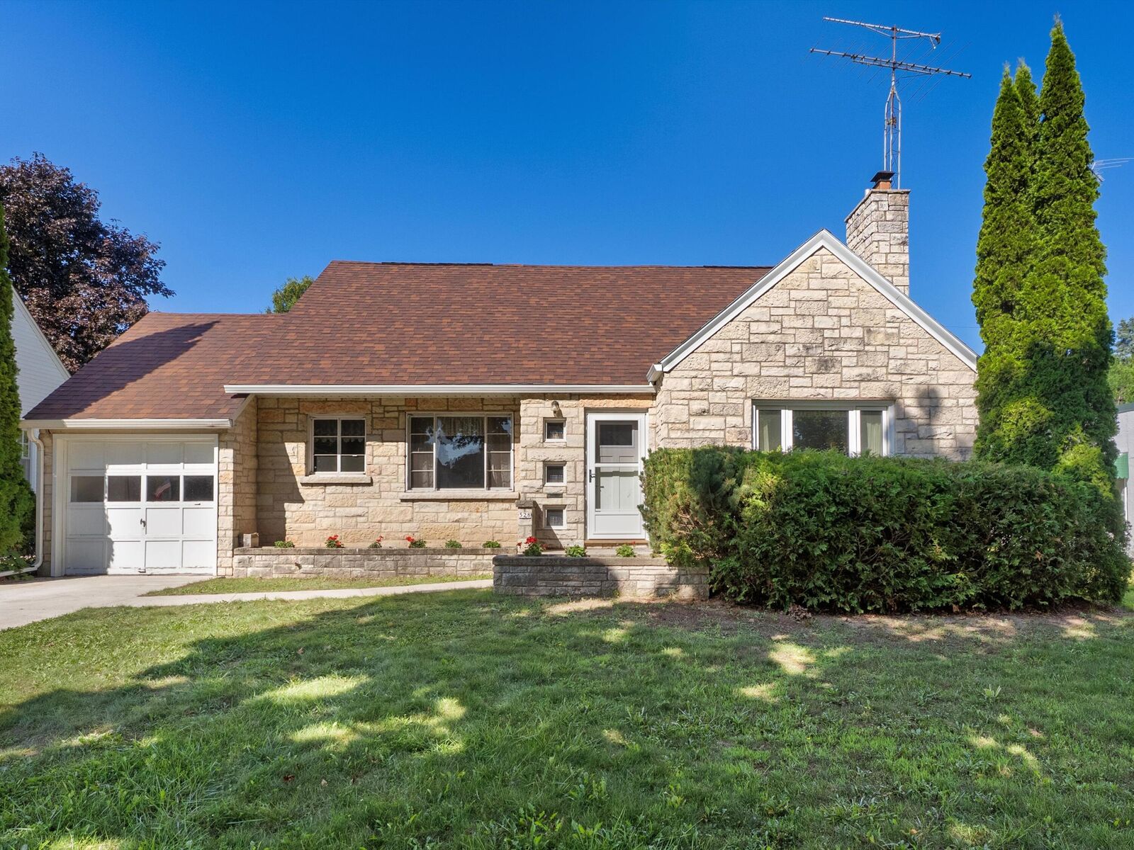 Property Photo:  528 West Lawn Blvd  WI 54220 