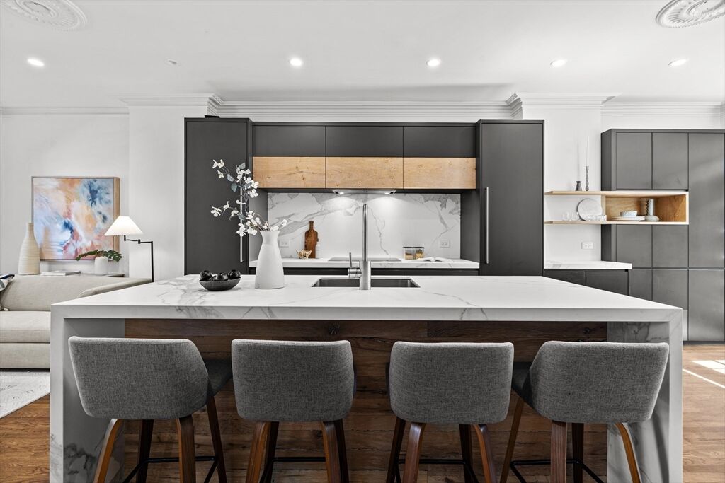 Property Photo:  6 Dartmouth Place 6  MA 02116 