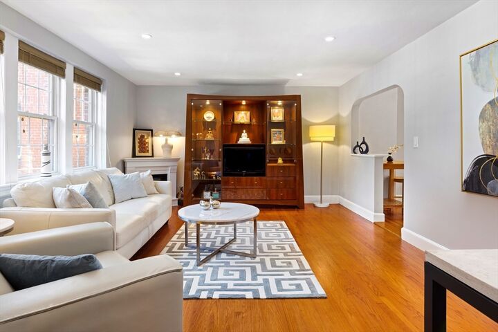 Property Photo: 116 Floral St 6 MA 02461