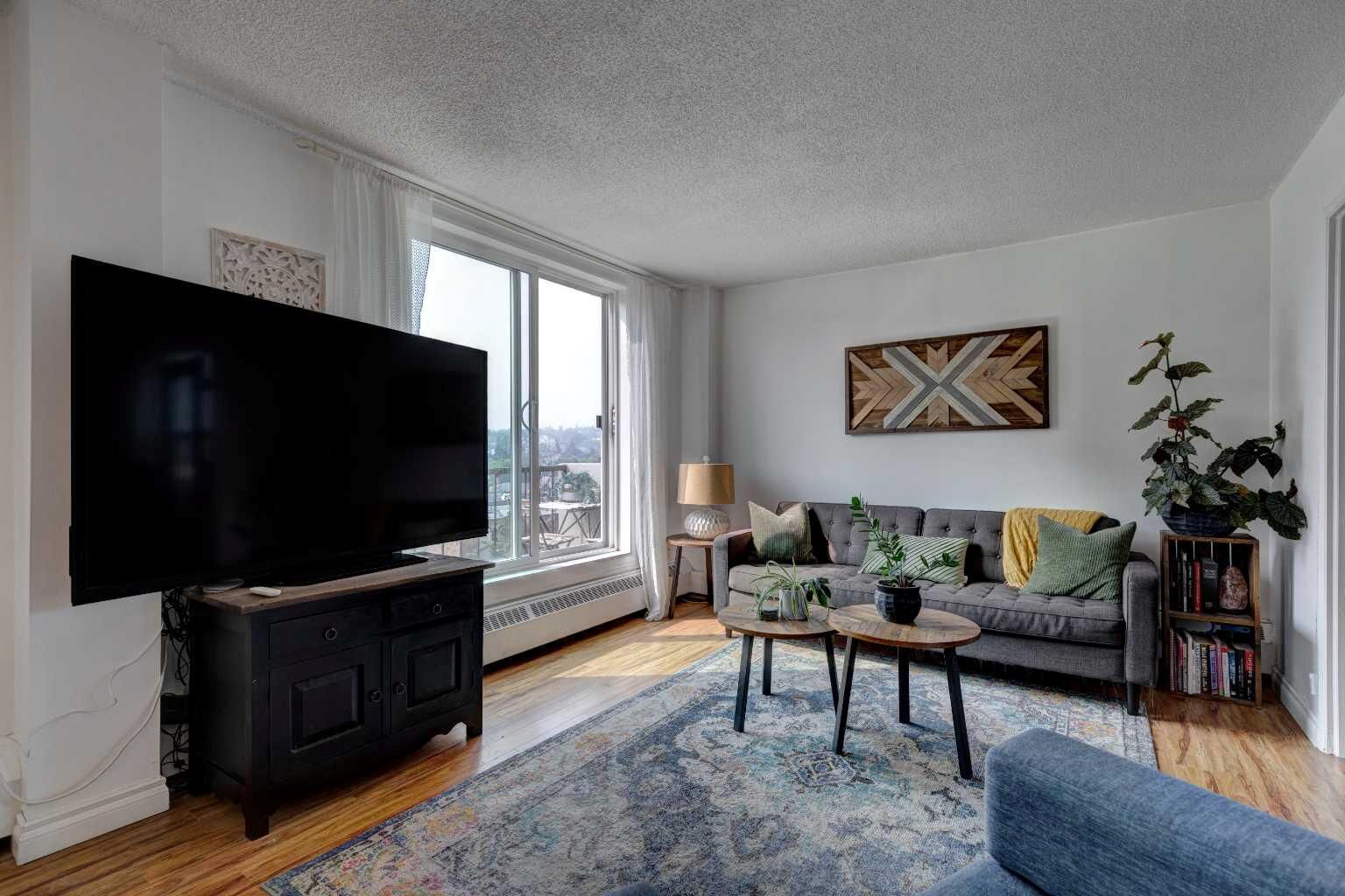 Property Photo: 1328 13 Avenue SW 602 AB T3C 0T3