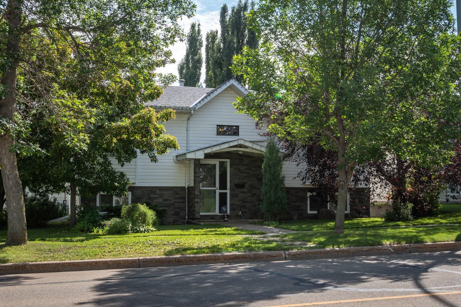 Property Photo: 5905 54 Avenue AB T4V 4L2