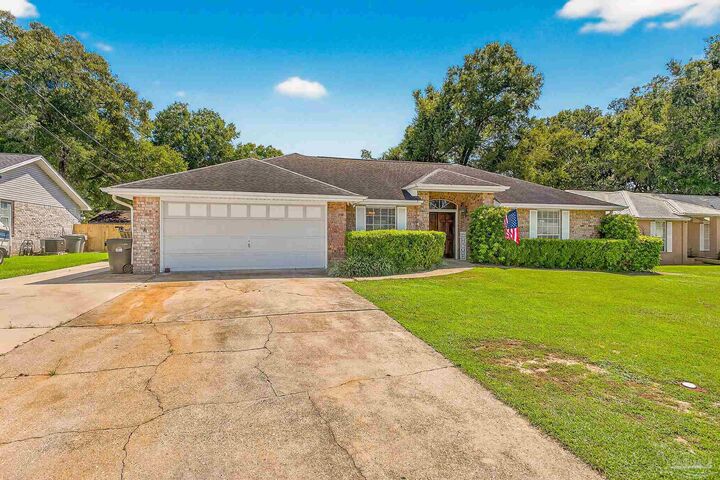Property Photo: 723 Candlestick Pl FL 32514