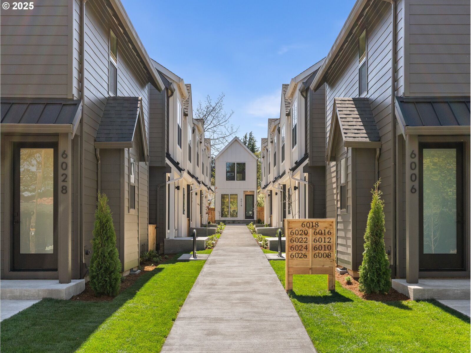 Property Photo:  6016 NE Mason St 11  OR 97218 