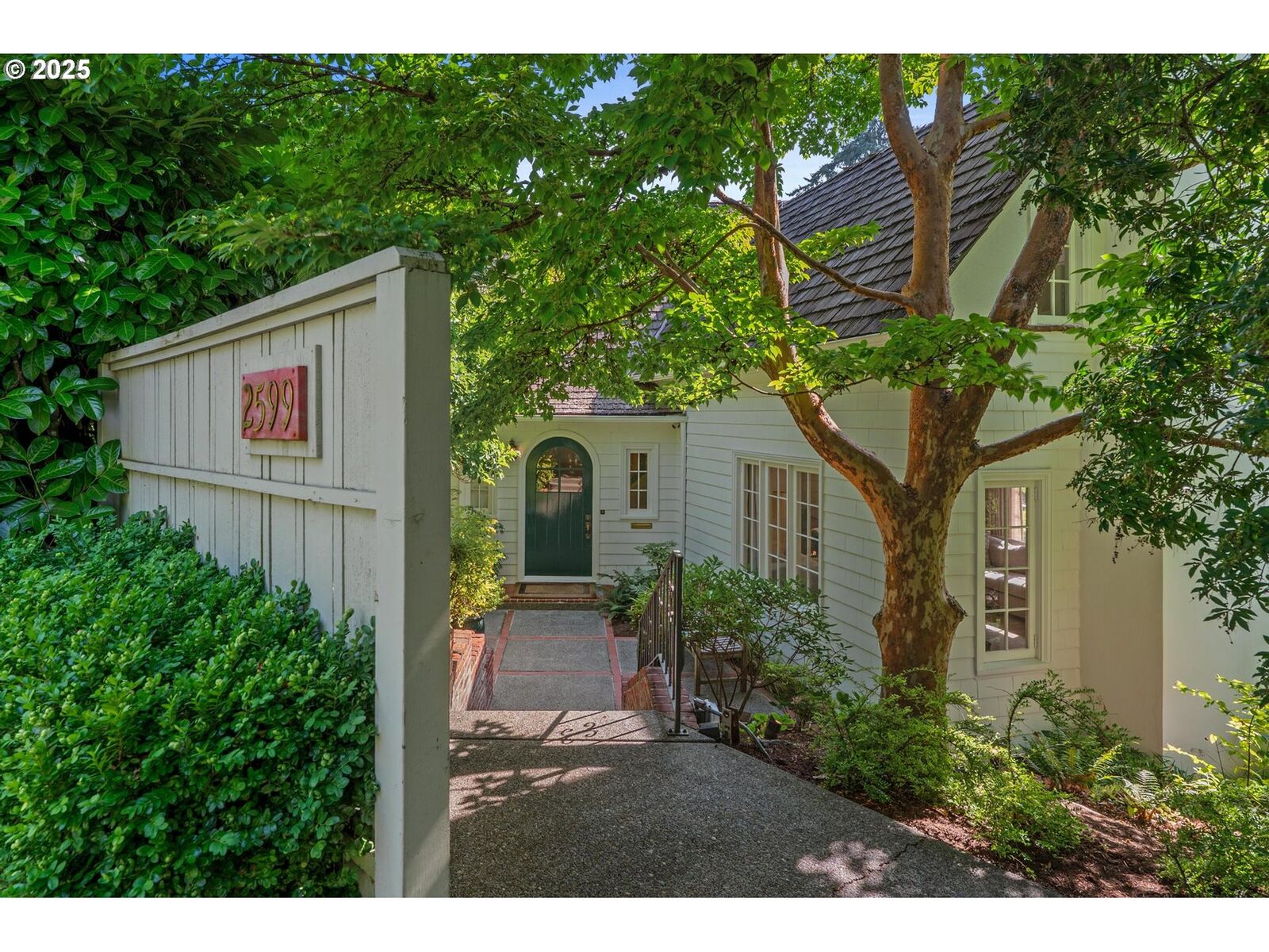 Property Photo:  2599 SW Montgomery Dr  OR 97201 