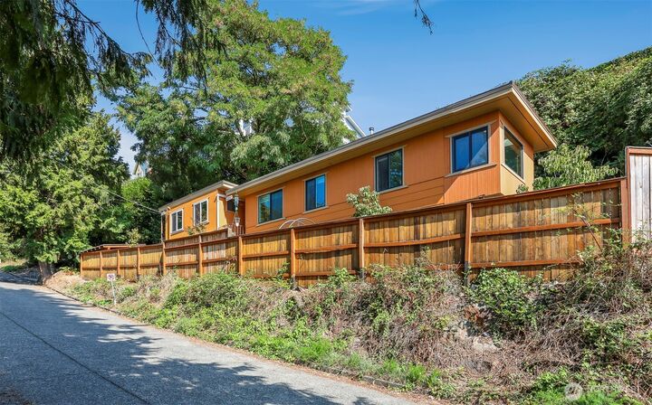 Property Photo: 4320 Palatine Avenue N WA 98103