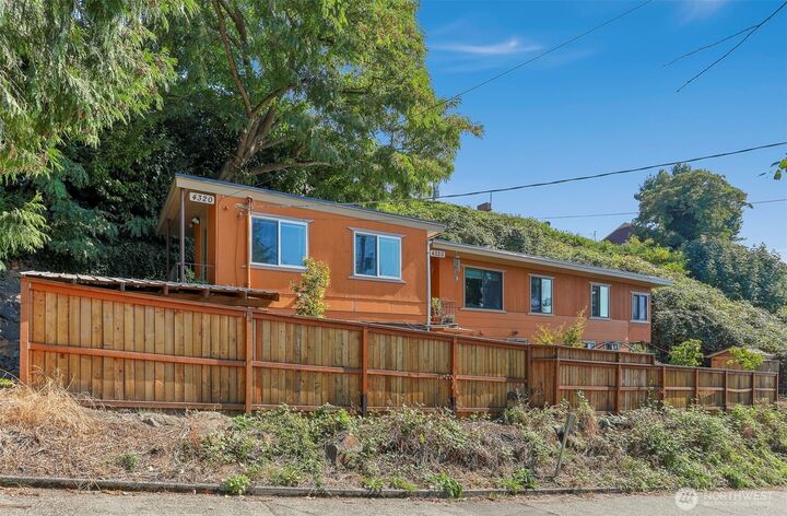 Property Photo: 4320 Palatine Avenue N WA 98103