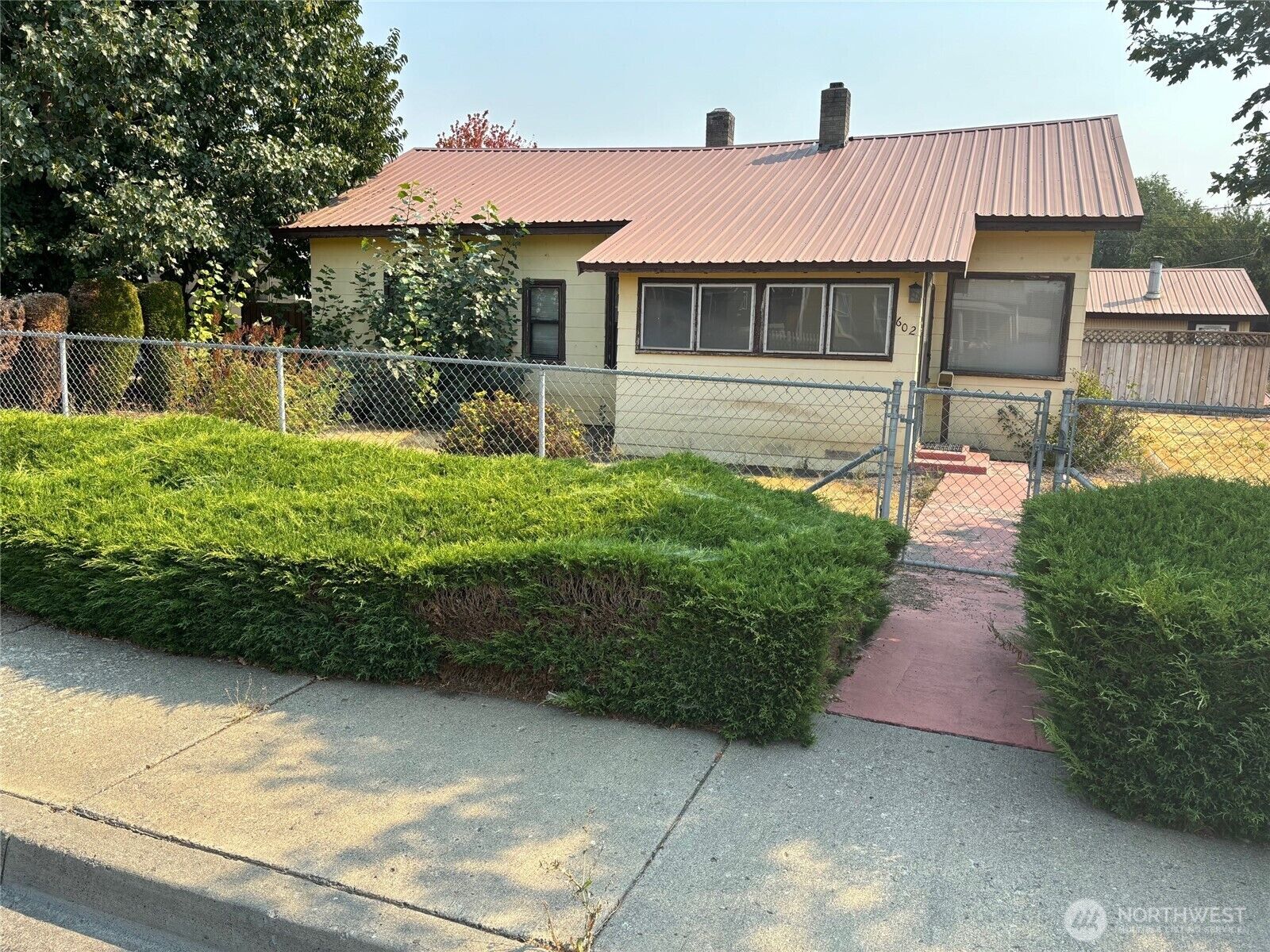 Property Photo:  602 N Pacific Street  WA 98926 