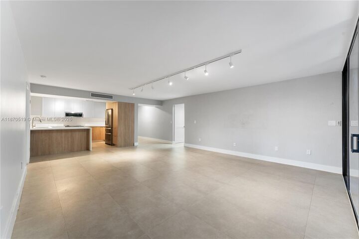 Property Photo:  55 Ocean Lane Dr 1031  FL 33149 