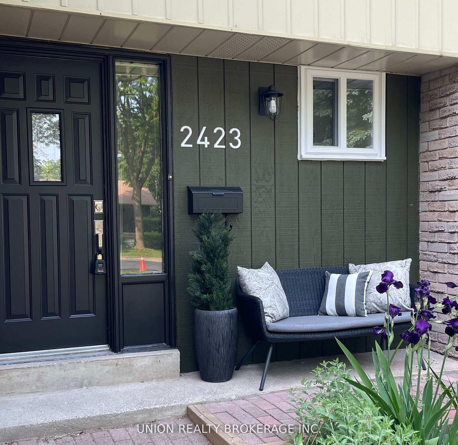 Property Photo:  2423 Brasilia Circle  ON L5N 2E9 