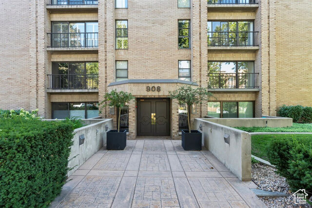 Property Photo: 908 E South Temple St 3E UT 84102