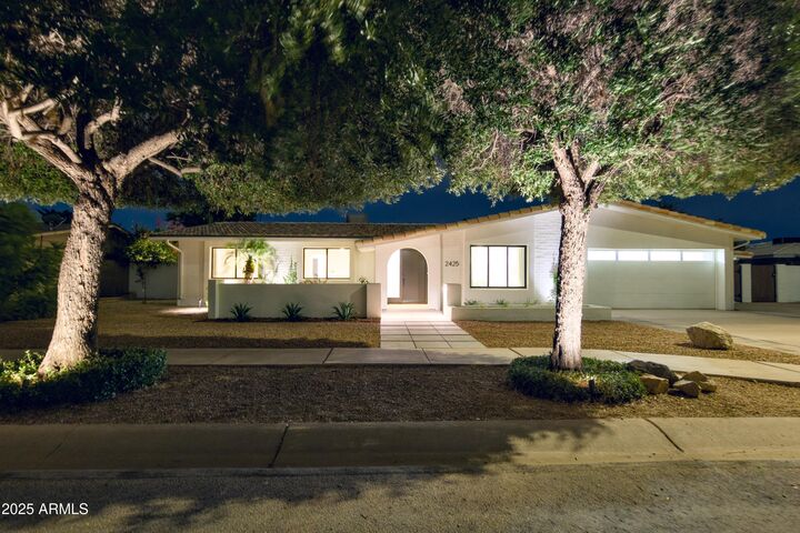 Property Photo:  2425 W Impala Circle  AZ 85202 