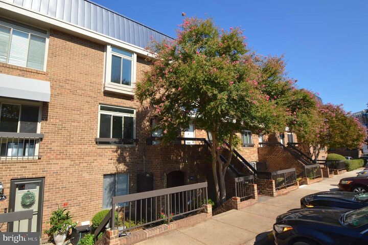Property Photo: 1729 S Hayes Street 2 VA 22202