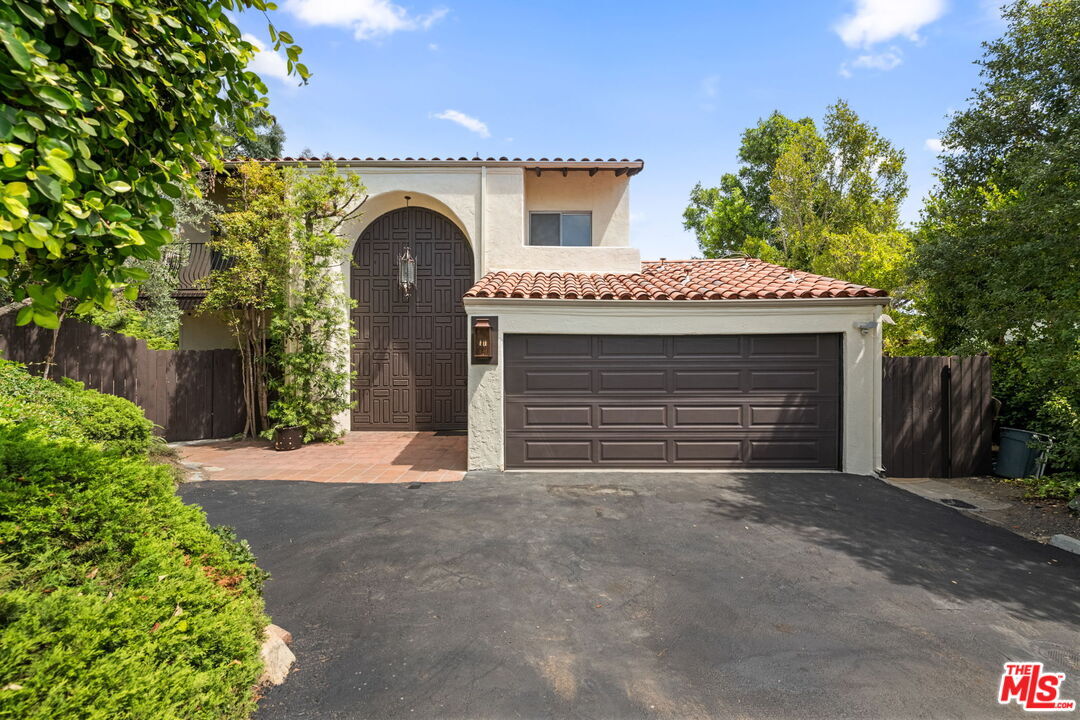 Property Photo: 2492 Banyan Dr CA 90049