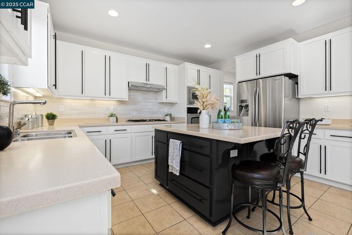 Property Photo: 104 Silva Ct CA 94553