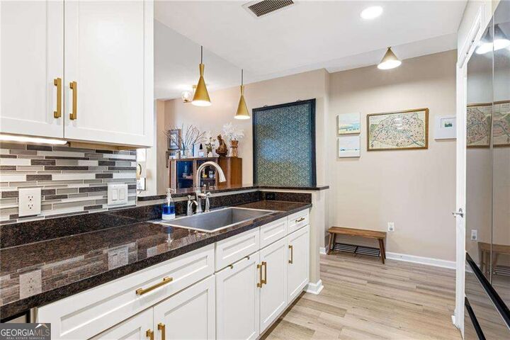 Property Photo: 3040 Peachtree Road NW 1013 GA 30305