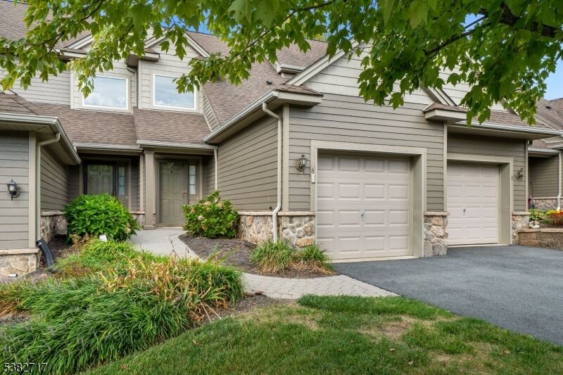 Property Photo:  8 Cornwall Ct  NJ 07419