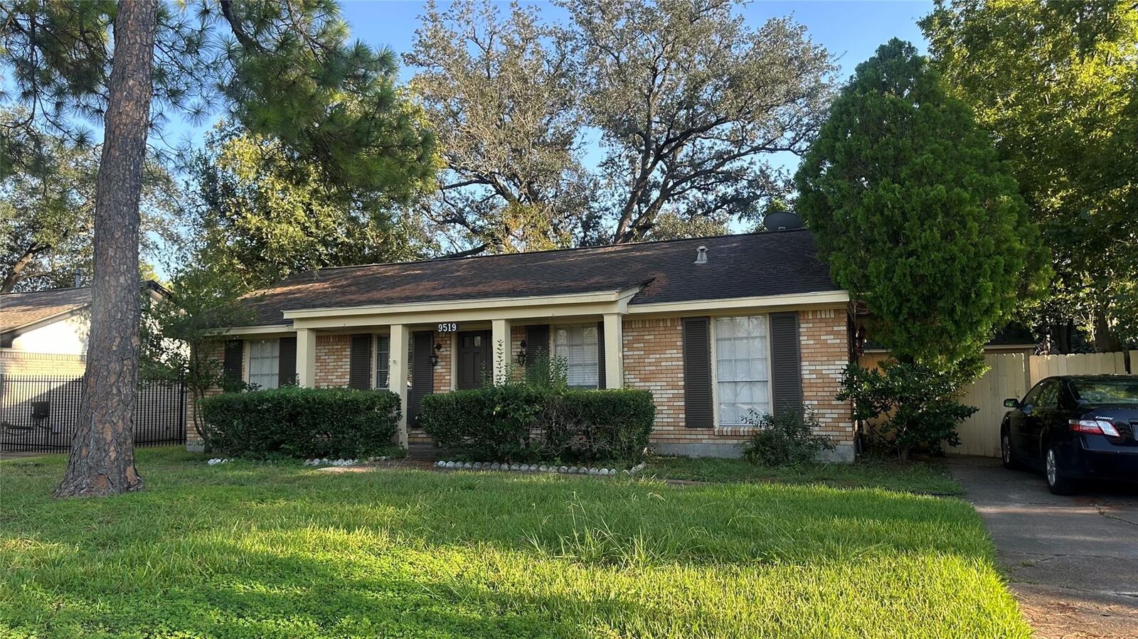 Property Photo: 9519 Val Verde Street TX 77063
