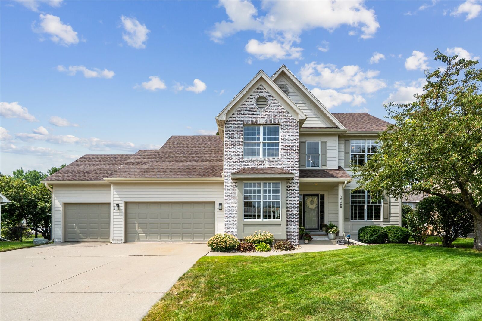 Property Photo: 2106 NE Garland Court IA 50021