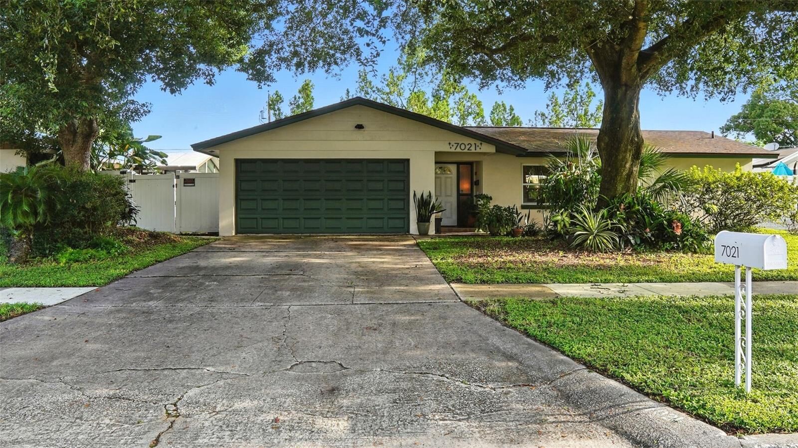 Property Photo: 7021 Leighton Way FL 32822