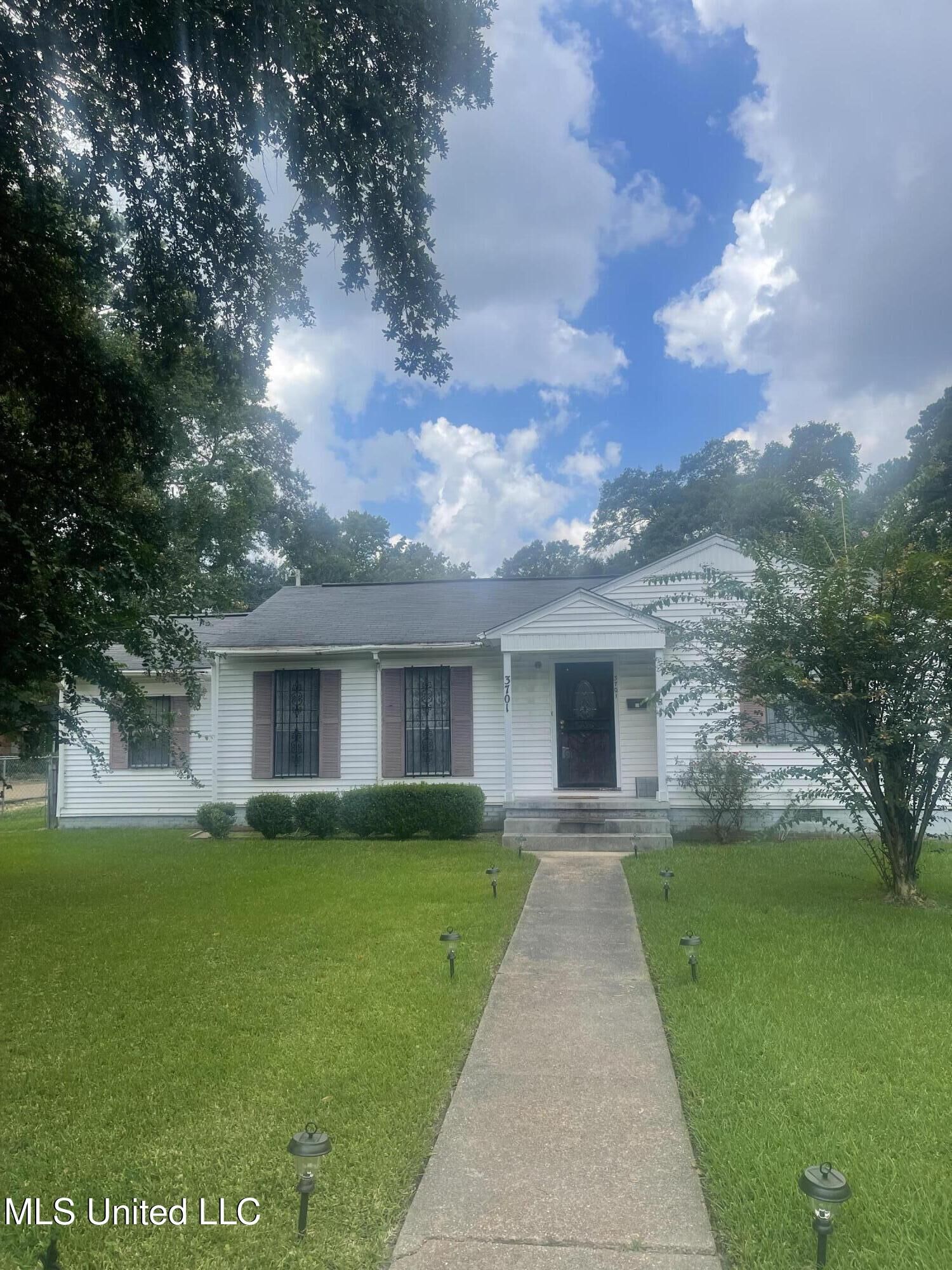 Property Photo: 3701 Azalea Drive MS 39206