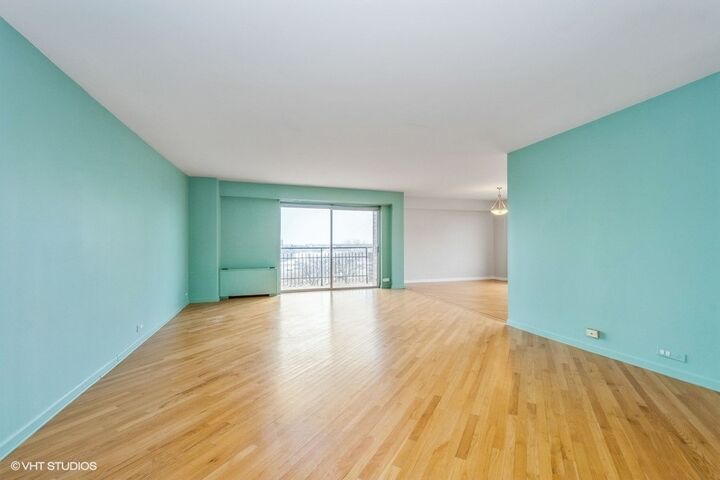 Property Photo: 7033 N Kedzie Avenue 816 IL 60645