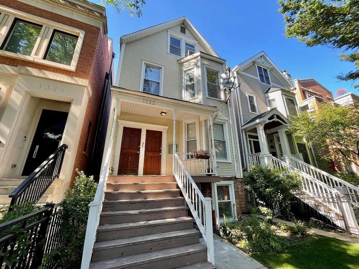 Property Photo: 1322 W Melrose Street 2 IL 60657
