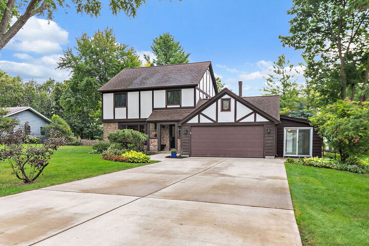 Property Photo: 2916 Skyline Drive IL 60012