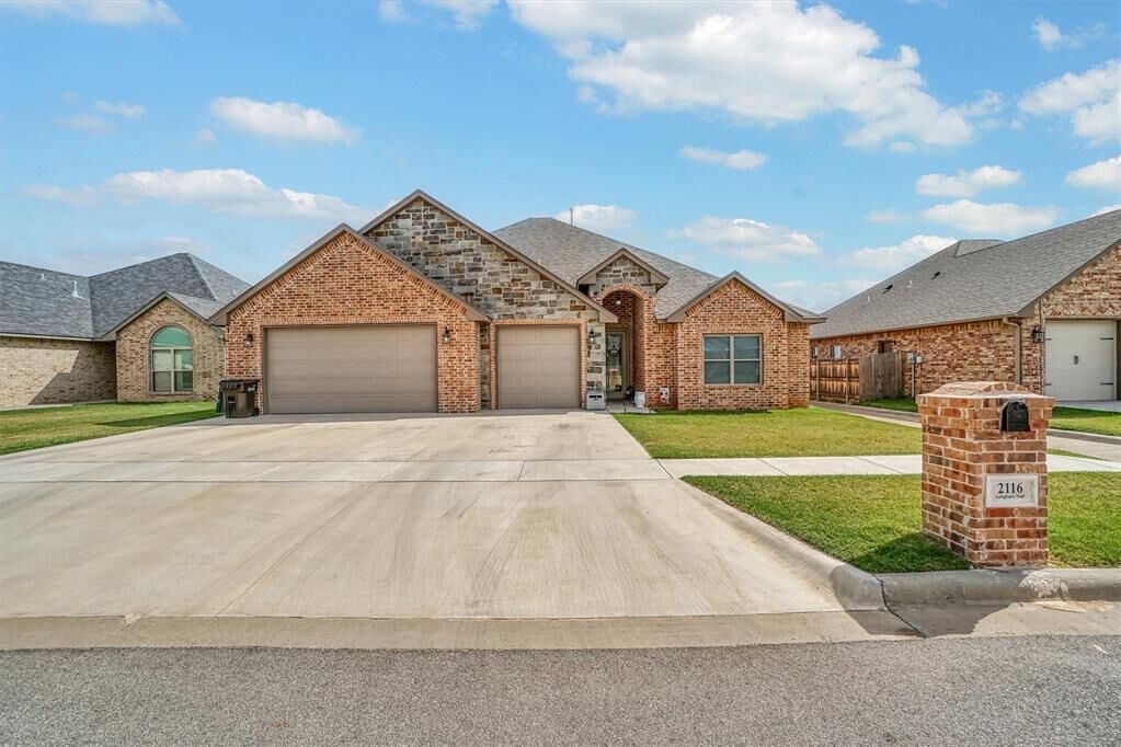 Property Photo: 2116 Longhorn Trail OK 73521
