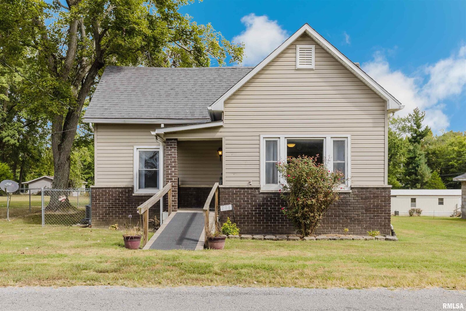 Property Photo:  206 Hunter Street  IL 62959 