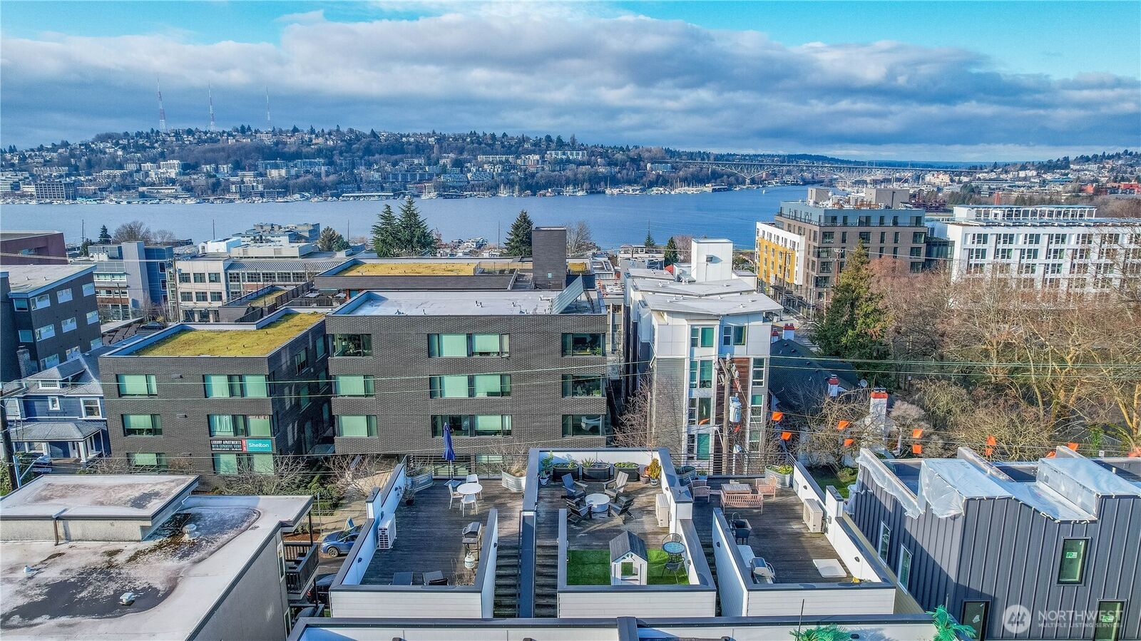 Property Photo: 2364 Franklin Avenue E B WA 98102