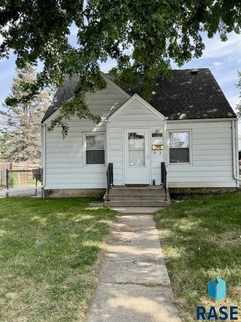 Property Photo:  2208 S Willow Ave  SD 57105 