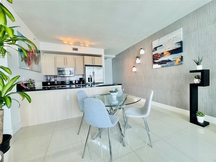 Property Photo: 79 SW 12th St 3211-S FL 33130