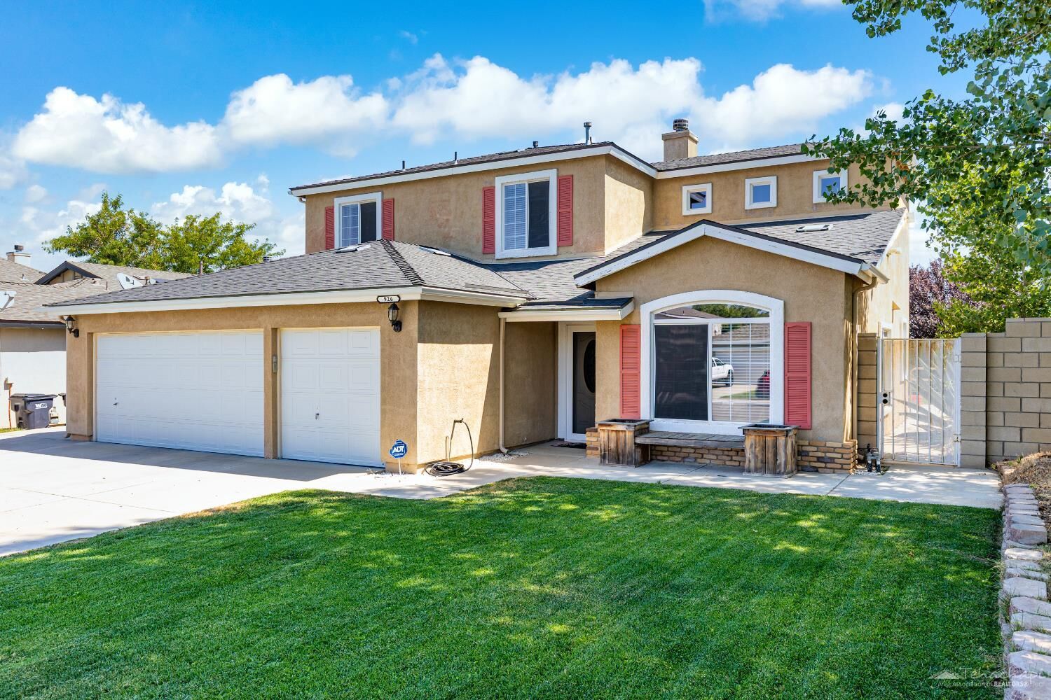 Property Photo: 926 Clearview Street CA 93561