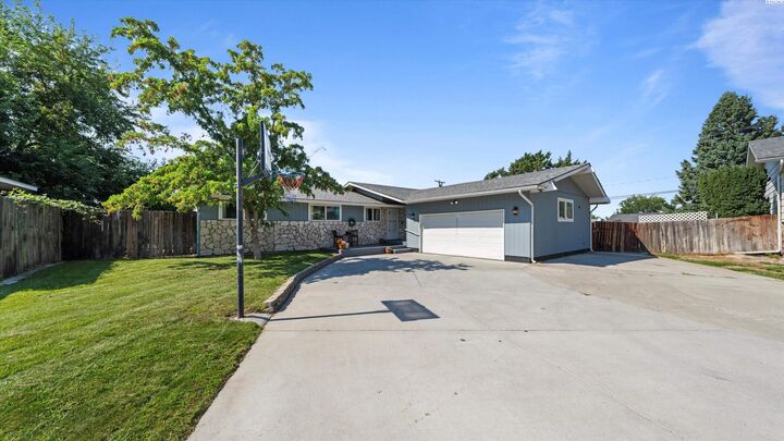 Property Photo: 815 N Reed Pl WA 99336