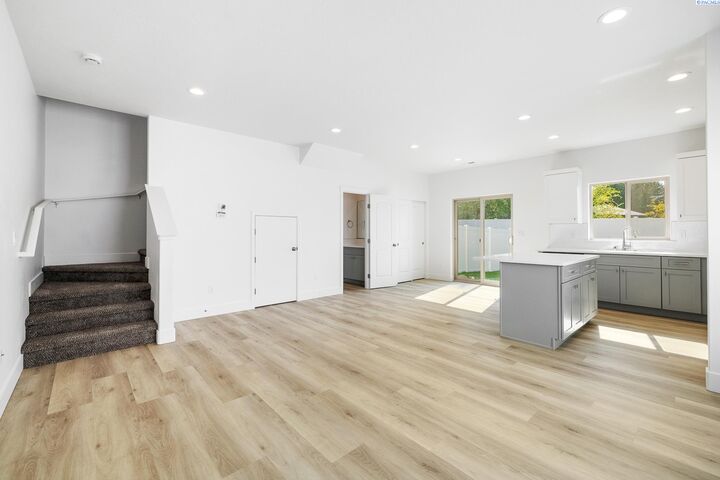 Property Photo: 1118 S Underwood Pl WA 99337