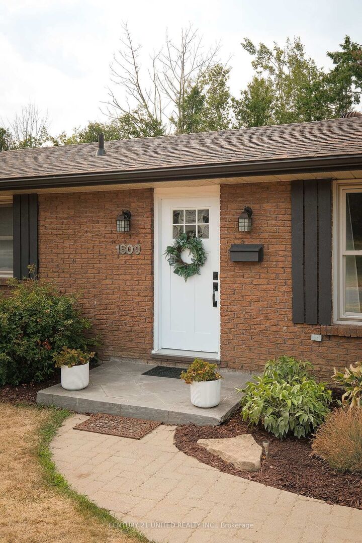 Property Photo: 1600 Redwood Drive ON K9K 1B4