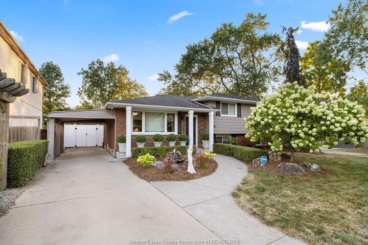Property Photo:  4113 Roseland Drive East  ON N9G 1Y5 