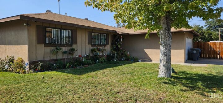 Property Photo: 1915 Benton Street CA 93304