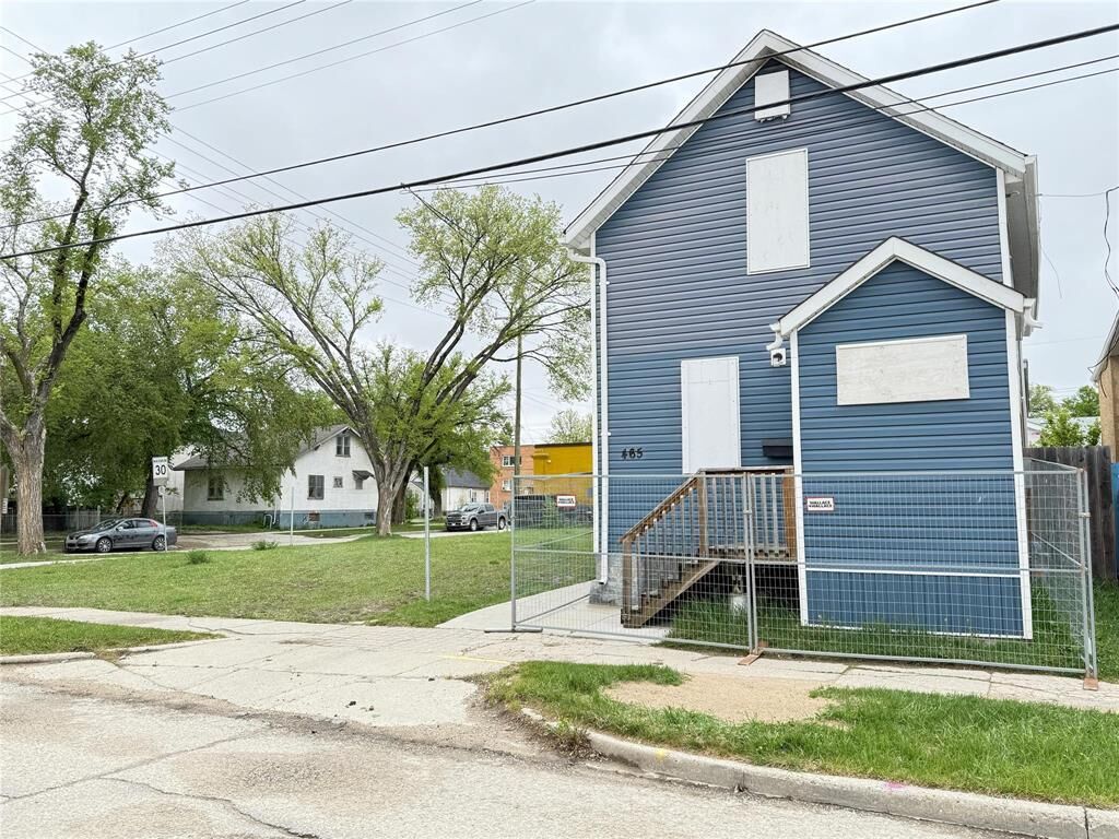 Property Photo: 465 Magnus Avenue MB R2W 2C2