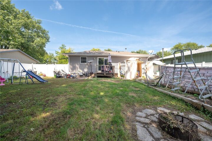 Property Photo:  25 Birch Ct  IA 52317 