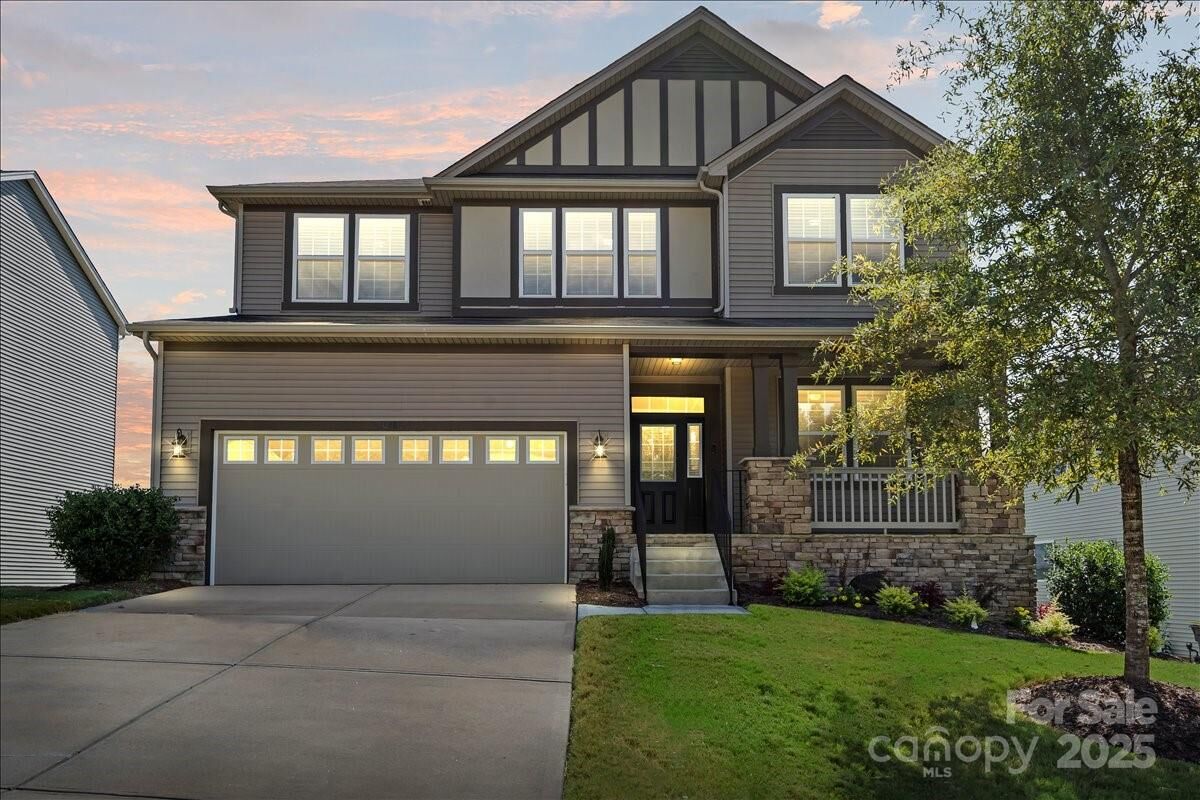 Property Photo: 10165 Castlebrooke Drive NC 28027